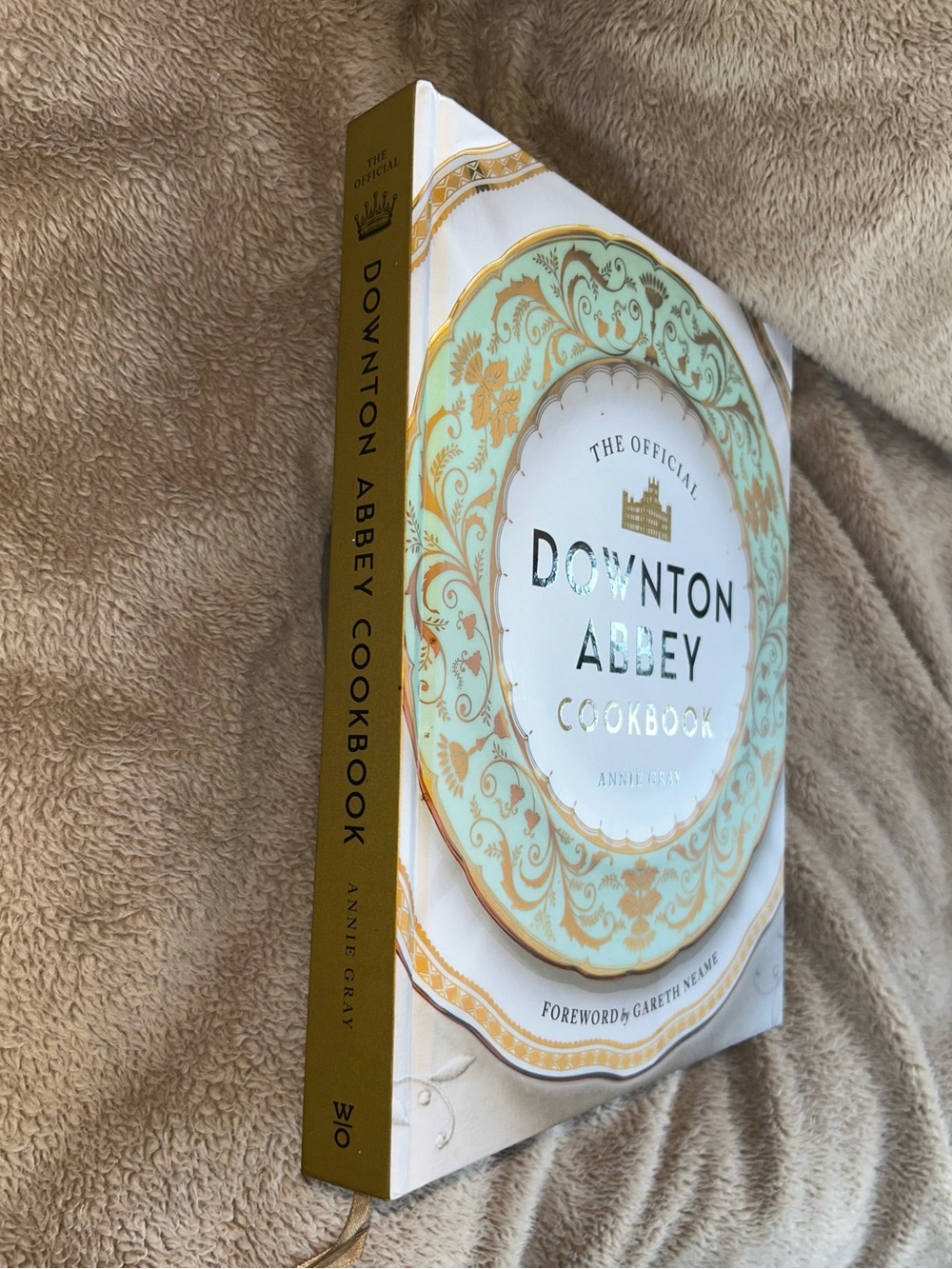 Downton Abbey Cookbook by Annie Gray - beautiful and fun for fans! - Picture 3 of 7